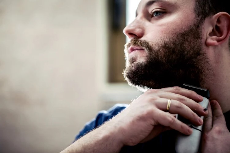 yafull man shaving electric razor